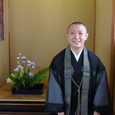 御室流華道教授　石井陽教（ようきょう）